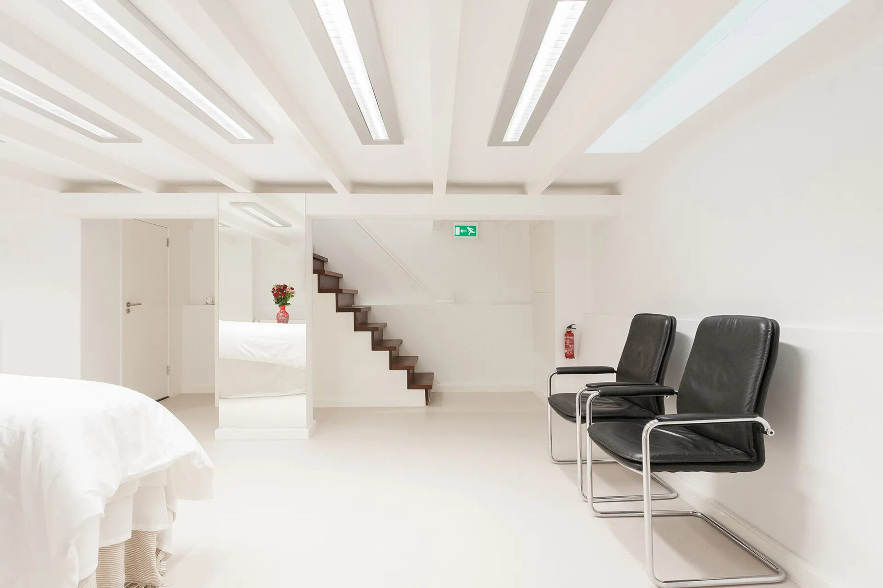 De lichte ruimte in het souterrain van de salon