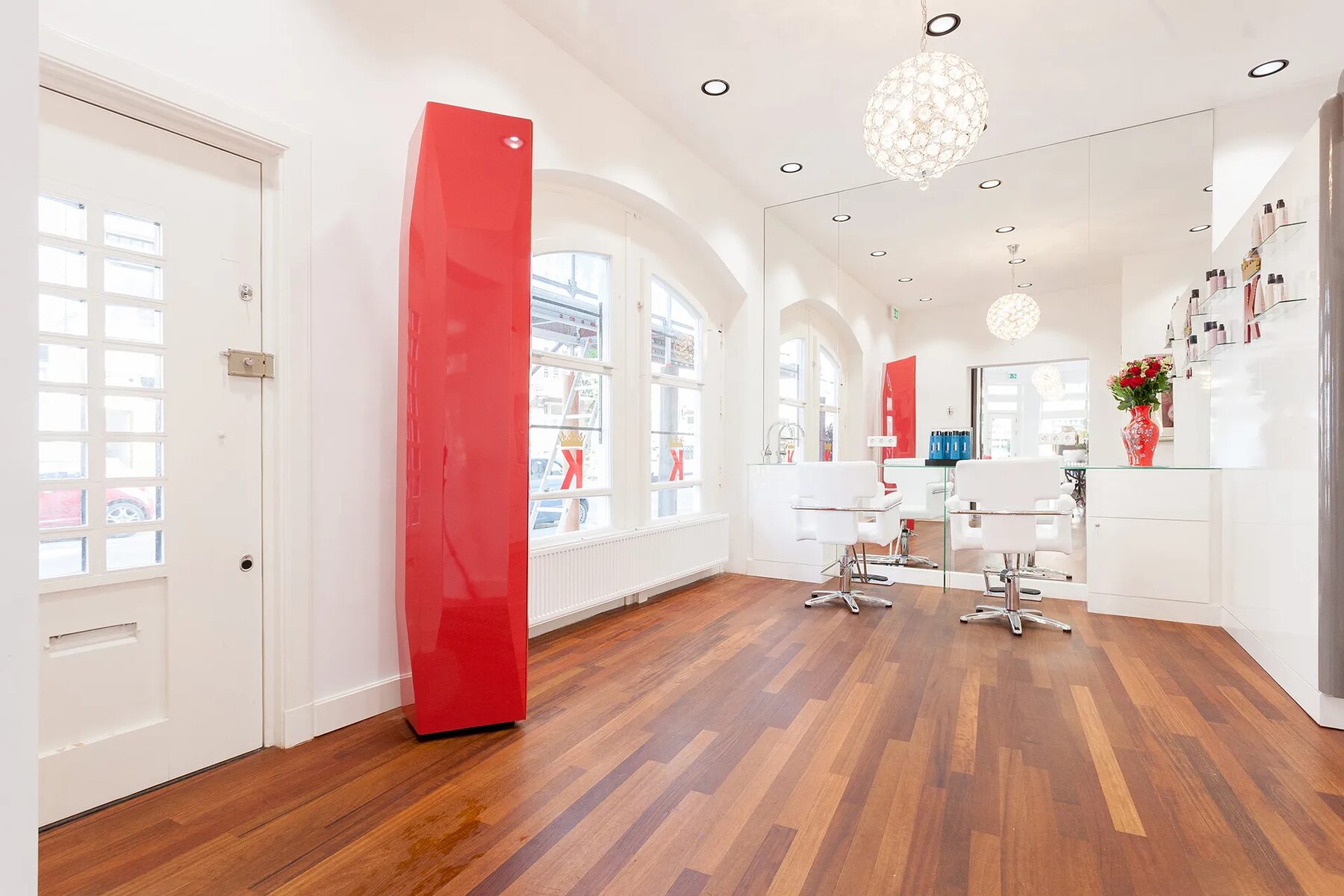Entree van de salon met rode kast
