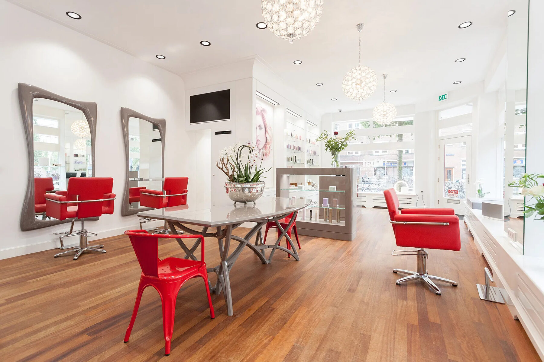 Overzicht van de salon met rode stoelen