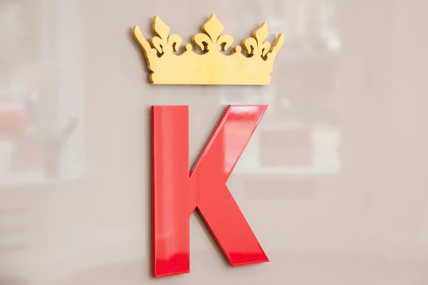 De rode K met gouden kroon in de salon