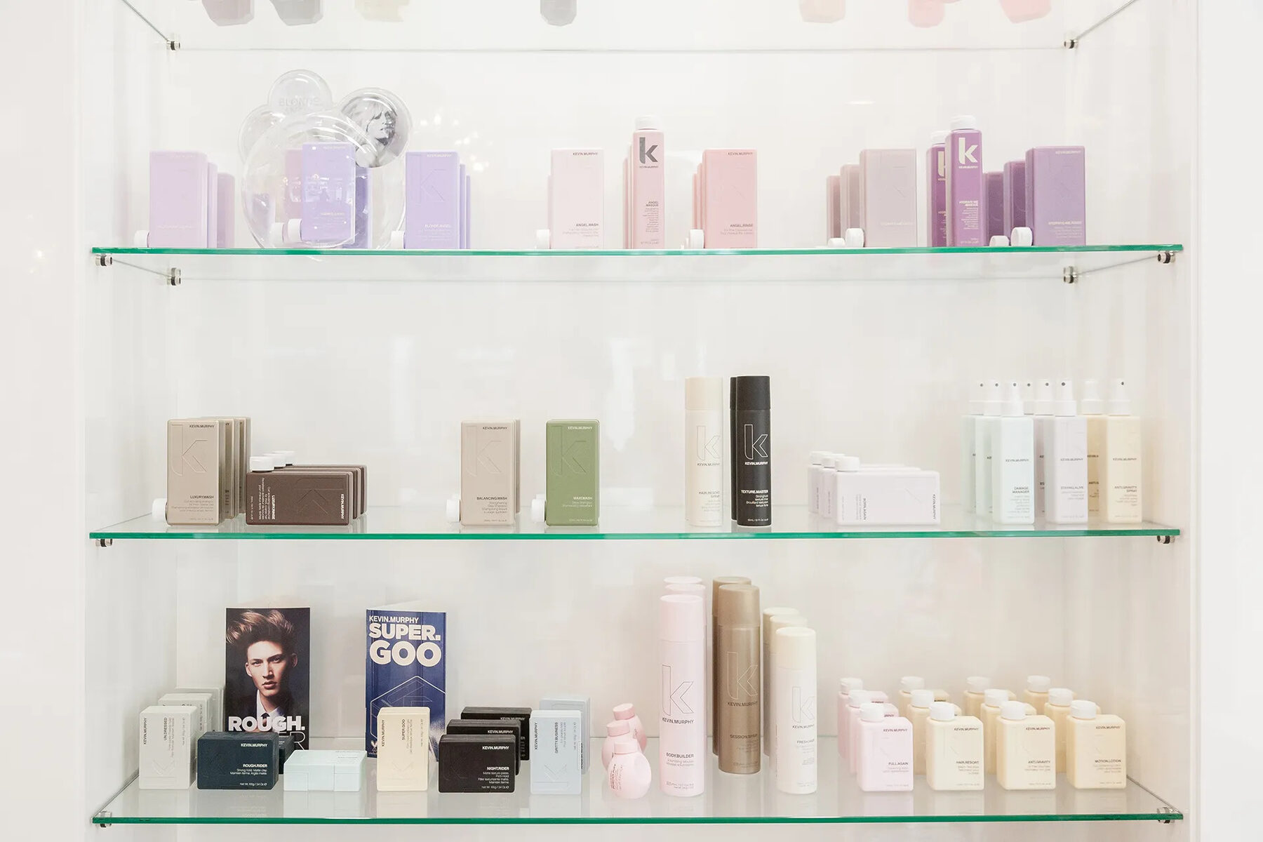 Wand met haarproducten in de salon