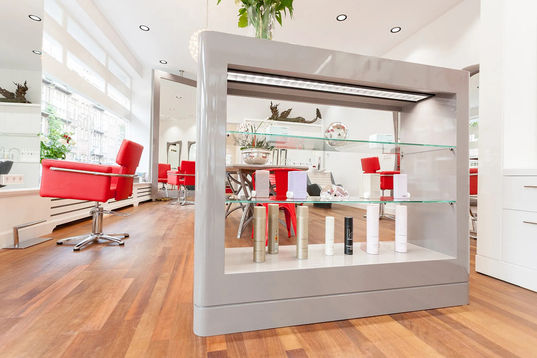 Vitrine met kleur- en verzorgingsproducten in de salon