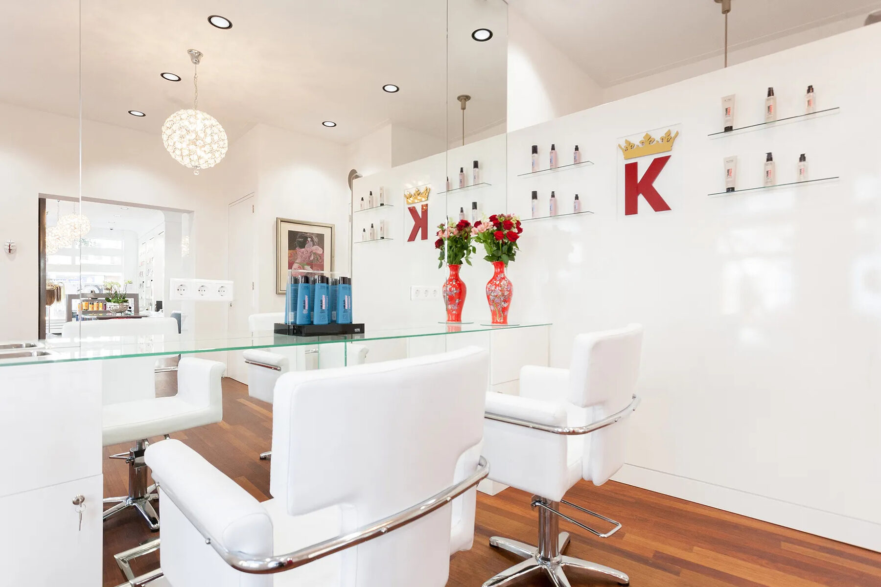 Kappersstoelen met design-spiegels in de salon